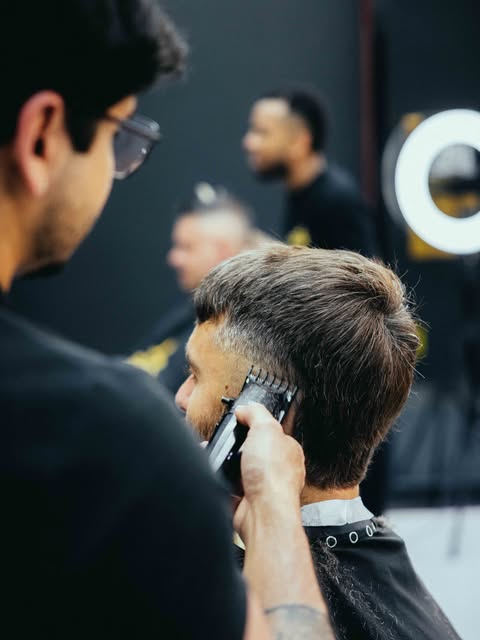 Corte com máquina num cliente