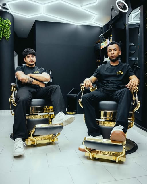 A equipa da StarCutz no espaço da barbearia